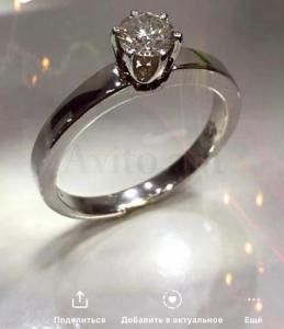 Золотое кольцо с бриллиантовым камнем