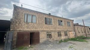 Двухэтажный каменный дом на ул. Акоба Пароняна в Цахку�