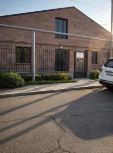 Двухэтажный каменный дом, улица Нор Ареша в Эребуни, 210 